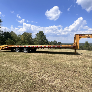 10-Ton Gooseneck Dovetail DG1030DE in Caterpillar Yellow